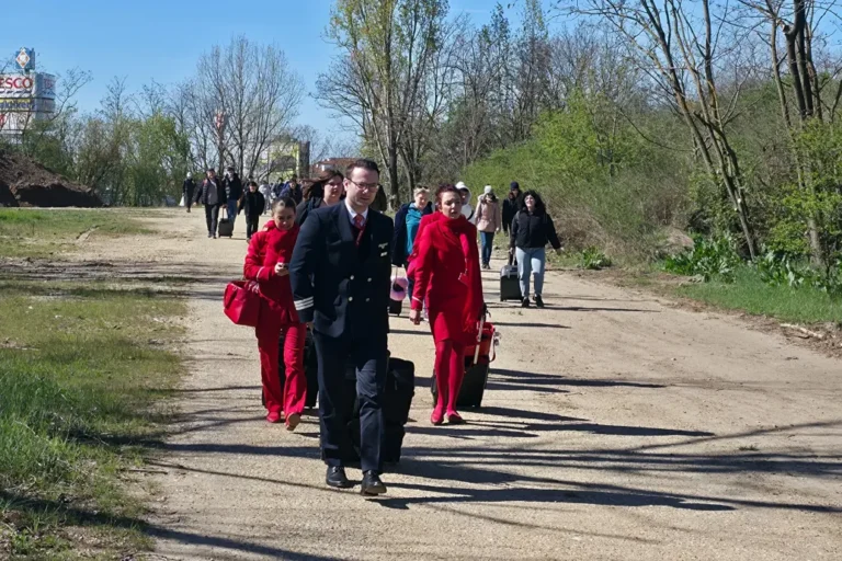 J. D. Vance érkezése miatt egy ideig csak gyalog lehetett megközelíteni a repteret