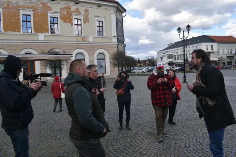 A Tisza-szlogent skandáló, megvert fiatalok melletti kiállásból káosz és vádaskodás lett Sepsiszentgyörgyön