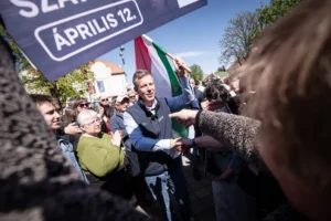 Orbánék egymillió kézfogásra hajtanak, Magyar Péter Kelet-Magyarországon zár, Varga Judit is megszólalt a választásról