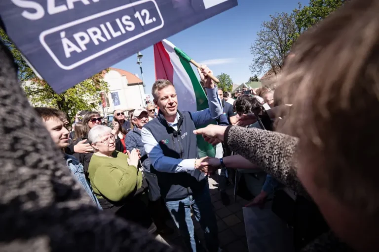 Orbánék egymillió kézfogásra hajtanak, Magyar Péter Kelet-Magyarországon zár, Varga Judit is megszólalt a választásról