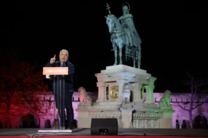 Ezek voltak a legfontosabb üzenetek Orbán Viktor és Magyar Péter kampányzáróin