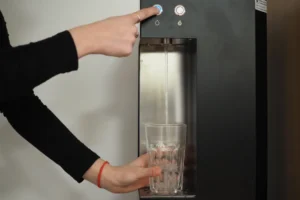 Öntsünk tiszta vizet a pohárba – segít egy jó vízadagoló!