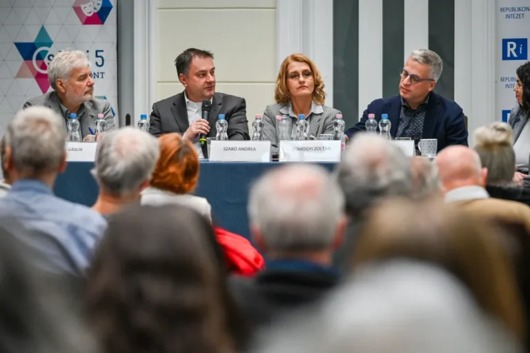 Kinevették a Századvég vezető elemzőjét egy konferencián, amin a hatalmasat tévedő méréseiket magyarázta