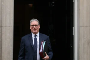 Nem fog engedni a háborús nyomásnak, mondta Starmer, miután Trump belengette, bármikor meg lehet változtatni a vámmegállapodást