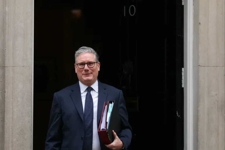 Nem fog engedni a háborús nyomásnak, mondta Starmer, miután Trump belengette, bármikor meg lehet változtatni a vámmegállapodást