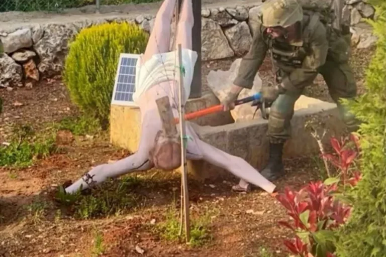 Lefotózták, ahogy egy izraeli katona kalapáccsal ver szét egy Jézus-szobrot Libanonban, Netanjahu is elítélte a történteket