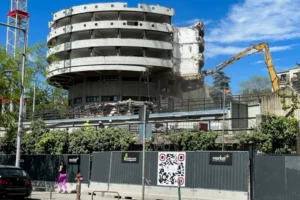 Lekerült a csúszópajzs, betonharapóval bontják a Körszálló alsó részét