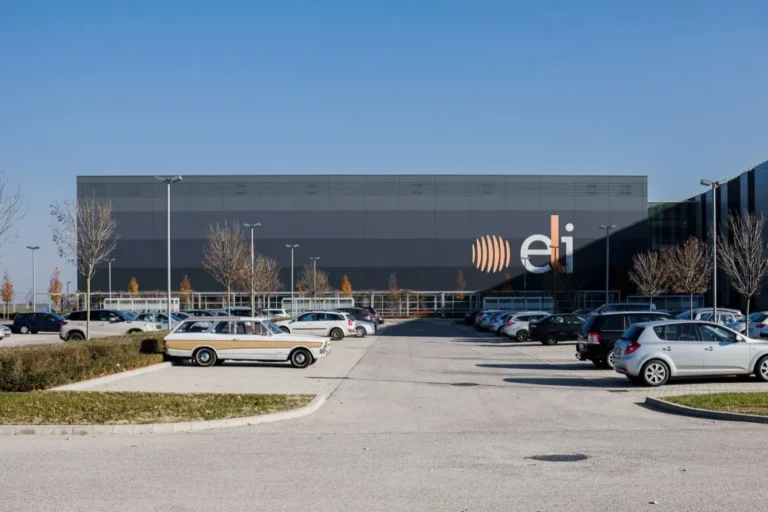 Valamit valamiért: fákat kellett kivágni a szegedi lézerközpont napelemei miatt