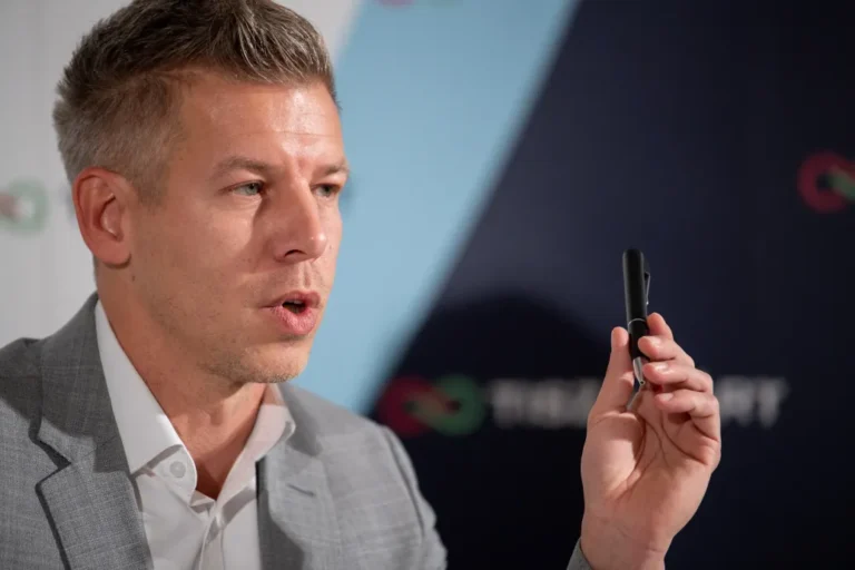 Magyar Péter Robert Ficóval tárgyalt telefonon, a Beneš-dekrétumokra hivatkozó jogszabály hatályon kívül helyezését kérte tőle