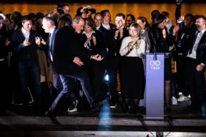 Üzent a brit énekesnő, akinek a száma táncra perdítette Hegedűs Zsoltot