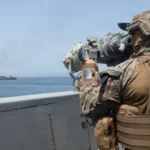 Rakéták helyett motorcsónakon érkező maszkos fegyveresek és helikopterről leereszkedő kommandósok