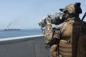 Rakéták helyett motorcsónakon érkező maszkos fegyveresek és helikopterről leereszkedő kommandósok