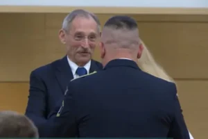 Pintér Sándor kitüntette a sofőrjét