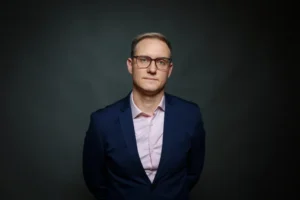 Lakner szerint azzal, hogy Orbán nem ül be a parlamentbe, megint azokat csapja be, akik rá szavaztak