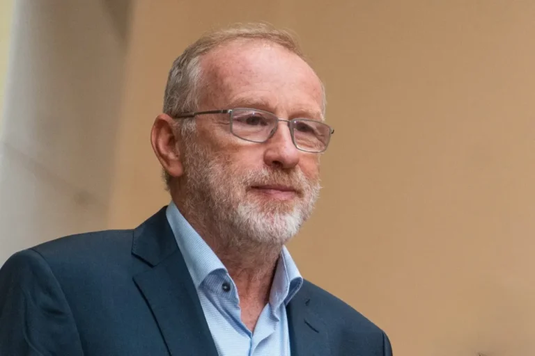 Túlélési kézikönyvet írt a Kárpát-medencéhez a volt telekommunikációs csúcsvezető