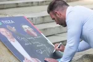 Elárverezi a róla készült lejárató plakátot Tárkányi Zsolt, a Mazsihiszt támogatja a befolyt összegből