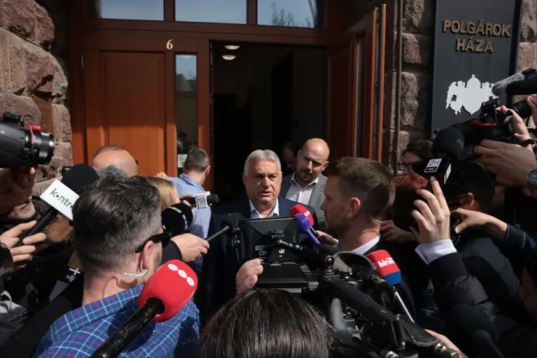 Orbán Viktor is megérkezett a Fidesz választmányi ülésére, Kövér László szó nélkül ment be