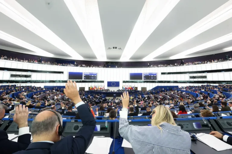 Összekapcsolja a migránsok visszaküldését a kereskedelmi előnyökkel az EU