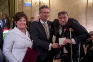 150 millió forintból a csillárról is lézerezni lehetne egy arénában – kiakadtak a zeneiparban a fideszes előadóknak kiosztott pénzekre