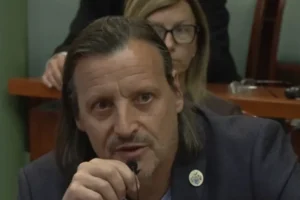 Majdnem elsírta magát a jászberényi önkormányzat fideszes képviselője, amikor arról beszélt, megalázó, hogy Pócs János megint a parlamentben ülhet