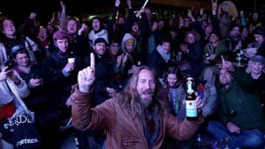 Túláradó örömmel fogadják a Tisza Párt kétharmados győzelmét Budapesten