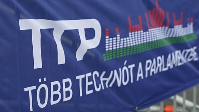 Technóval ünneplik a demokráciát a Kossuth téren