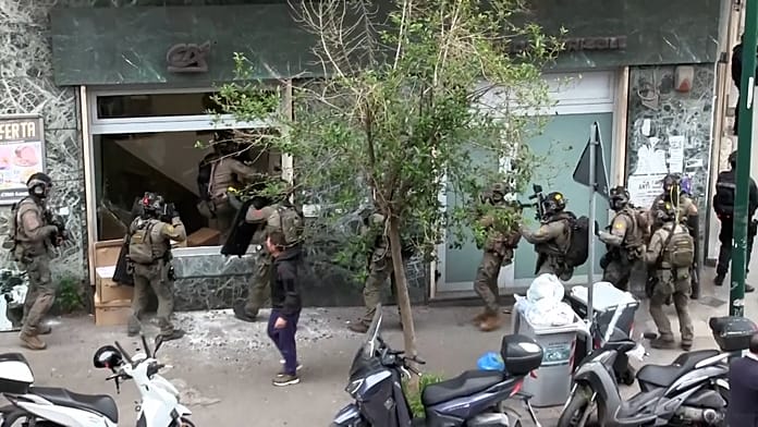 Olaszország: 25 túszt szabadon engednek, a nápolyi bankrablók a föld alá tűnnek