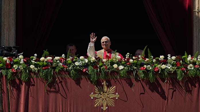 "Aki fegyvert tart a kezében, tegye le!" – mondta Leó pápa az első Urbi et Orbi áldásában