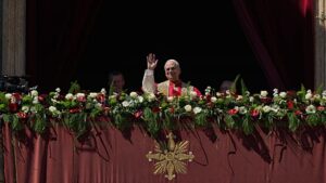 "Aki fegyvert tart a kezében, tegye le!" – mondta Leó pápa az első Urbi et Orbi áldásában