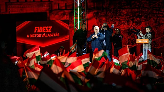 Orbán Viktor biztonságot, Magyar Péter felelősségre vonást ígért a kampány végén