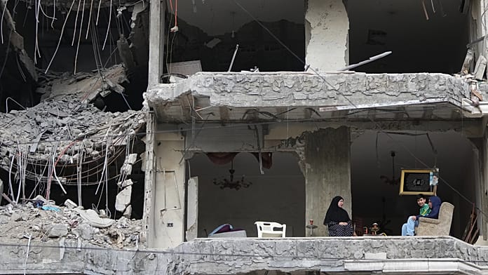 Izraeli légitámadások nyolc ember életét követelték Dél-Libanonban, köztük három mentőmunkásét