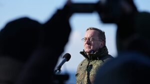 Meghátrált a német védelmi miniszter a hadkötelesek utazásával kapcsolatban