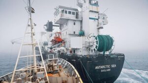 Állatvédők ütköztek neki egy halászhajónak az Antarktisz partjainál