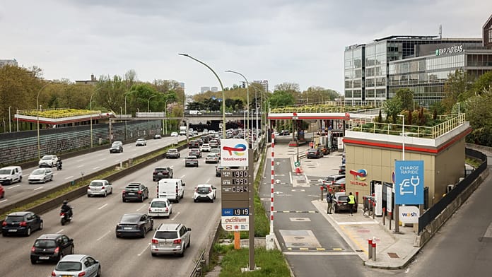 Útlezárások Franciaországban: tiltakoznak az építőipari munkások az üzemanyagárak miatt