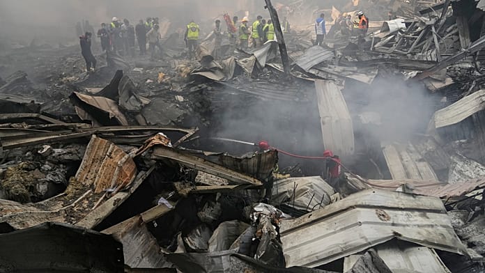 Több légicsapás érte Bejrútot, a tűzoltók oltják a tüzeket