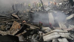 Több légicsapás érte Bejrútot, a tűzoltók oltják a tüzeket