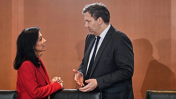 Németország csökkenti az üzemanyagadót az iráni blokád miatt megugró olajárak miatt