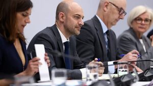 Párizs "árulással" vádolja a magyar kormányt annak a Moszkvához való dörgölőzése miatt