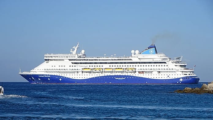 Áthaladt egy tengerjáró hajó a Hormuzi-szoroson, az iráni háború kezdete óta először