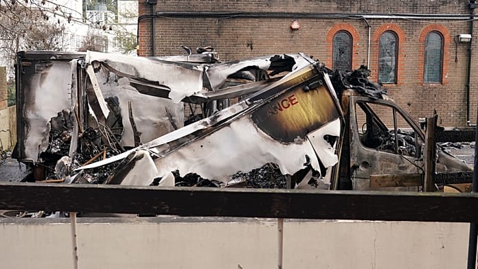 3 ember ellen vádat emeltek a londoni mentőautók felgyújtása ügyében