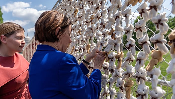 20 ezer plüssmaci Washingtonban az elhurcolt ukrán gyerekekért