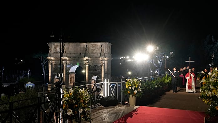 Több mint 30 ezren voltak a nagypéntek esti keresztúton Rőmában