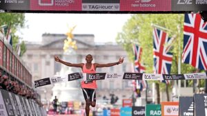 Sabastian Sawe az első ember, aki kevesebb mint két óra alatt futotta a maratont versenyen