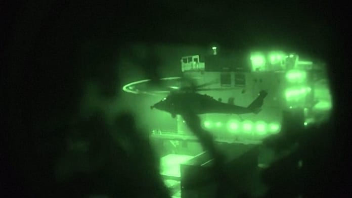 Az amerikai haditengerészet tüzet nyitott és elfoglalt egy iráni teherszállítót