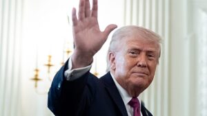 Trump kiadta a tűzparancsot a Hormuzi-szorosban aknatelepítést végző hajókra