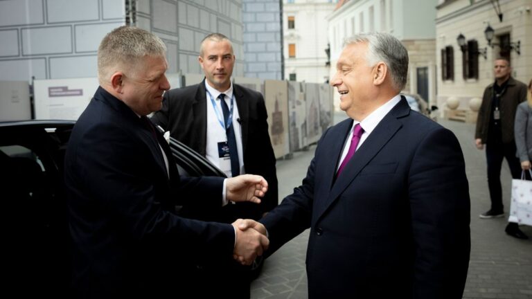 Robert Fico támogatásáról biztosította Orbán Viktort