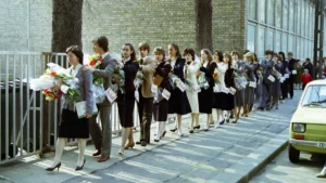 Mennyi pénzt adjunk ballagásra? – Ez most az ajándékozási etikett