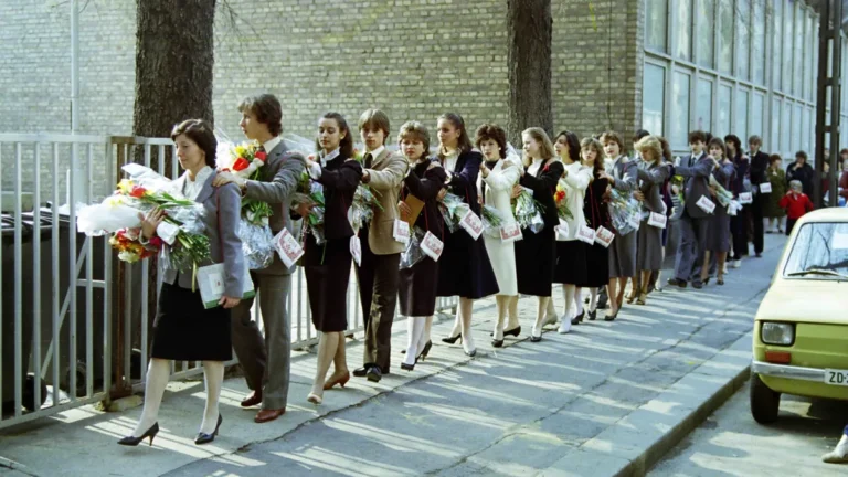 Mennyi pénzt adjunk ballagásra? – Ez most az ajándékozási etikett