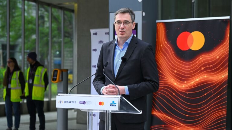 Tíz év késéssel, de végre elindult a főváros bankkártyás jegyvásárló rendszere