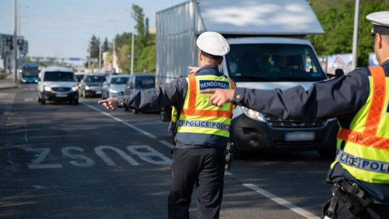Lecsaptak a rendőrök a budapesti buszsávokban dugót kikerülő autósokra